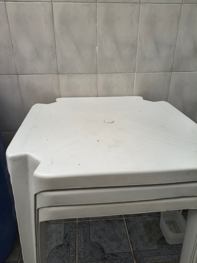 Conjunto mesa e cadeiras de plástico