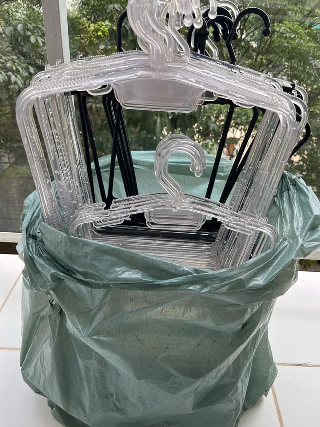 30 cabides de silhueta adultos e 4 infantis transparentes e 10 adultos pretos.